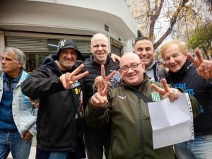 Marcelo Puella junto a compañeros y compañeras de diferentes agrupaciones peronistas, acompañado a Cristina Fernández de Kirchner en San José 1111, 16 de mayo 2026