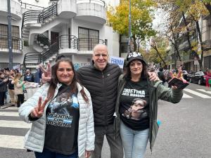 Marcelo Puella junto a compañeras peronistas, acompañado a Cristina Fernández de Kirchner en San José 1111, 16 de mayo 2026