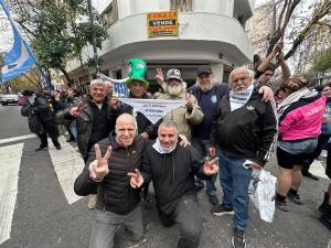 Marcelo Puella junto a compañeros jubilados acompañado a Cristina Fernández de Kirchner en San José 1111, 16 de mayo 2026